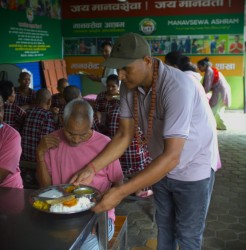 धनगढी सेवाकेन्द्रमा शाही दम्पतीद्वारा भाेजनसेवा अर्पण