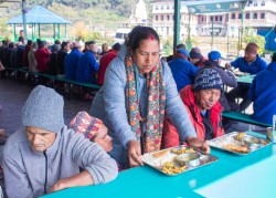 आश्रमका विभिन्न सेवाकेन्द्रहरुबाट आइतबार  ११ लाख ७४ हजार रुपैयाँ बराबरकाे सेवा सदुपयोग