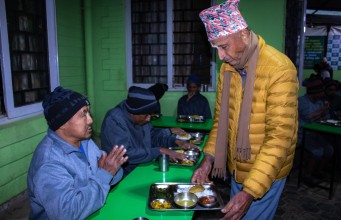 अधिकारीको परिवारद्वारा भक्तपुर सेवाकेन्द्रमा भाेजनसेवा याेगदान